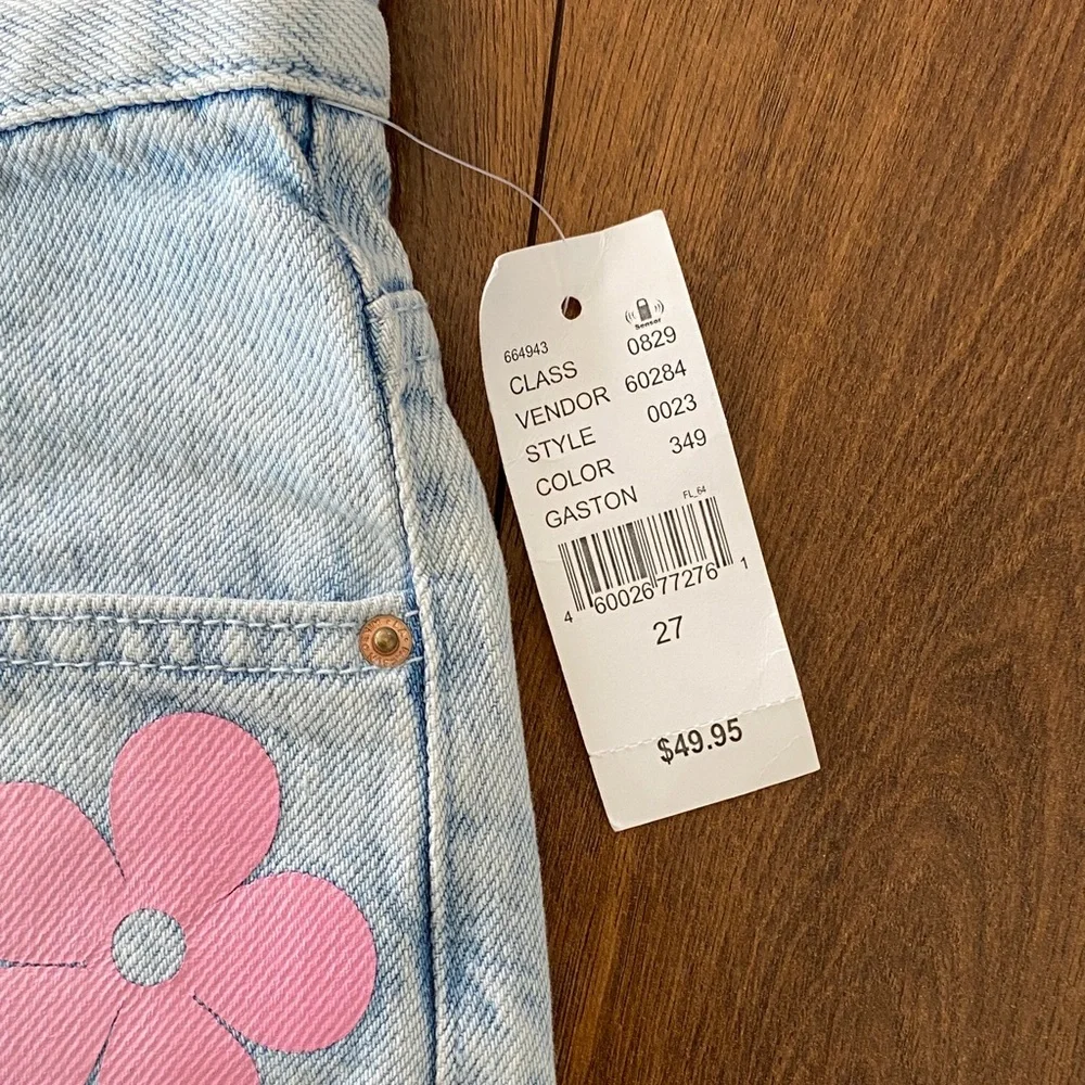 Pacsun 90’s Girlfriend Light Blue Jean Shorts with Floral Accents size 27 NWT - Picture 2 of 5